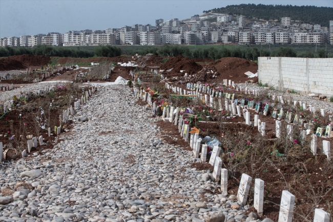 Afrin'de yüzlerce terörist mezarı bulundu